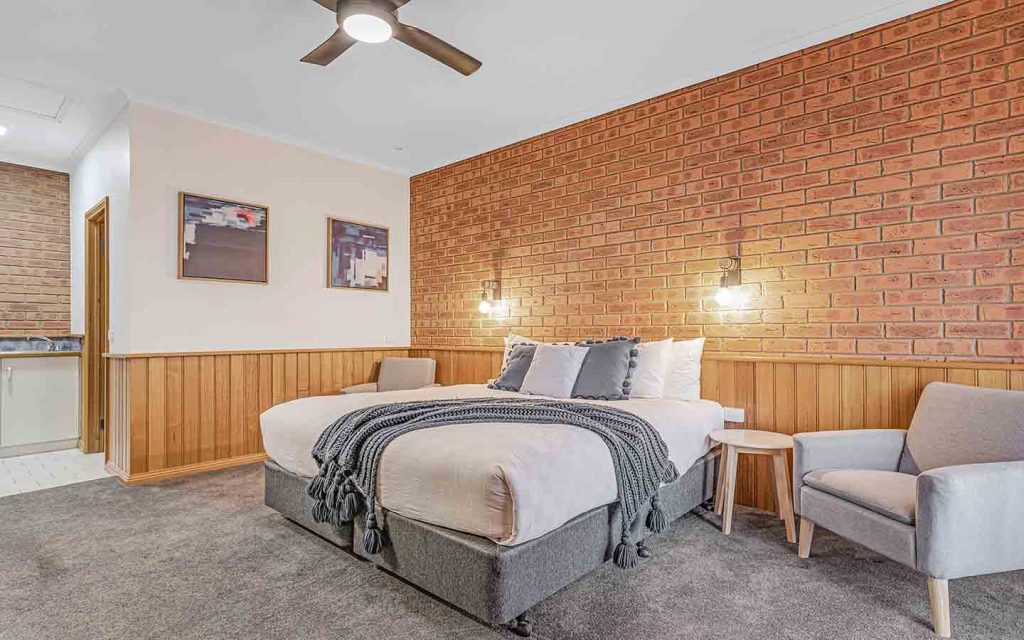 Golden River Motor Inn King Room