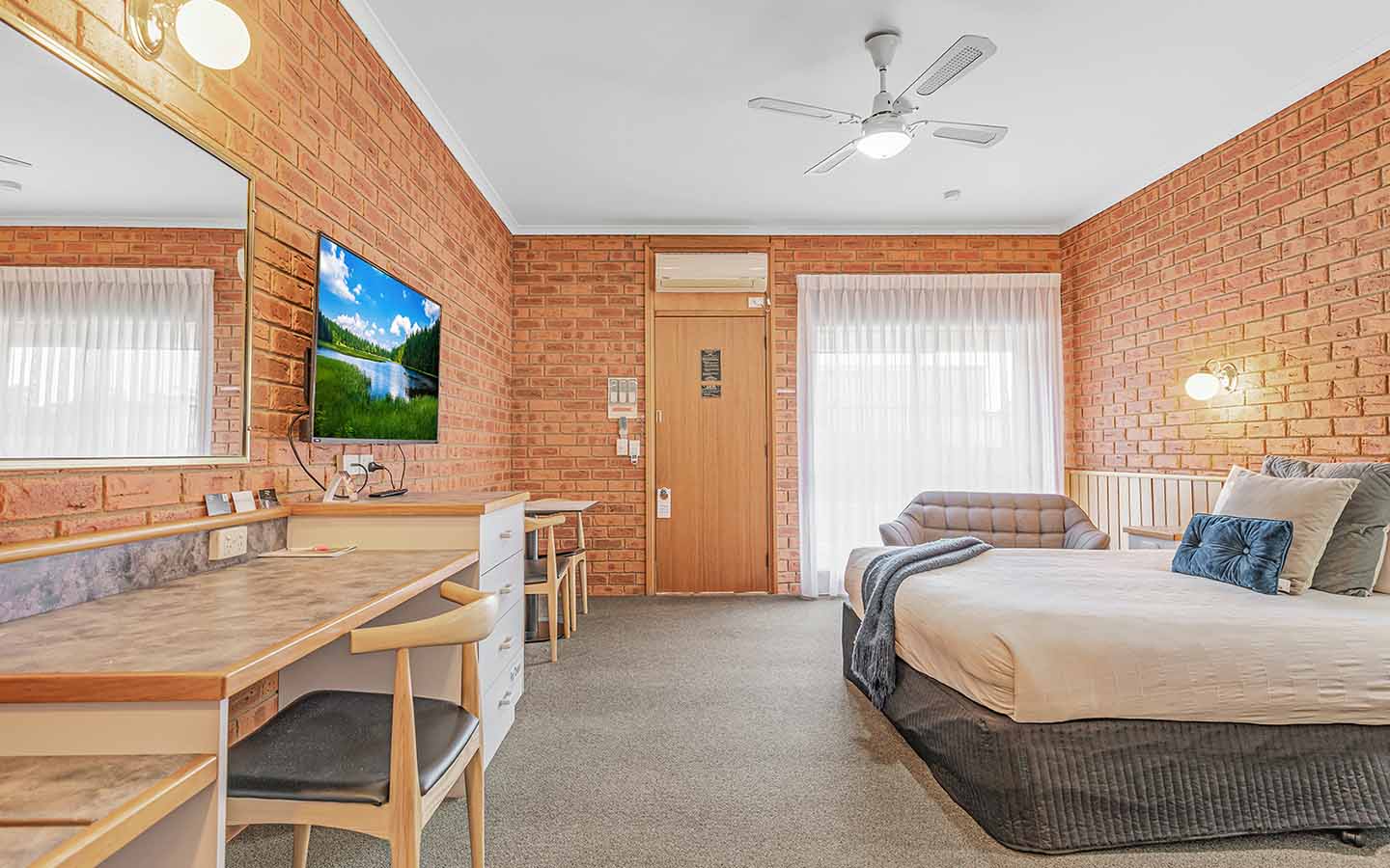 Golden River Motor Inn Queen Room