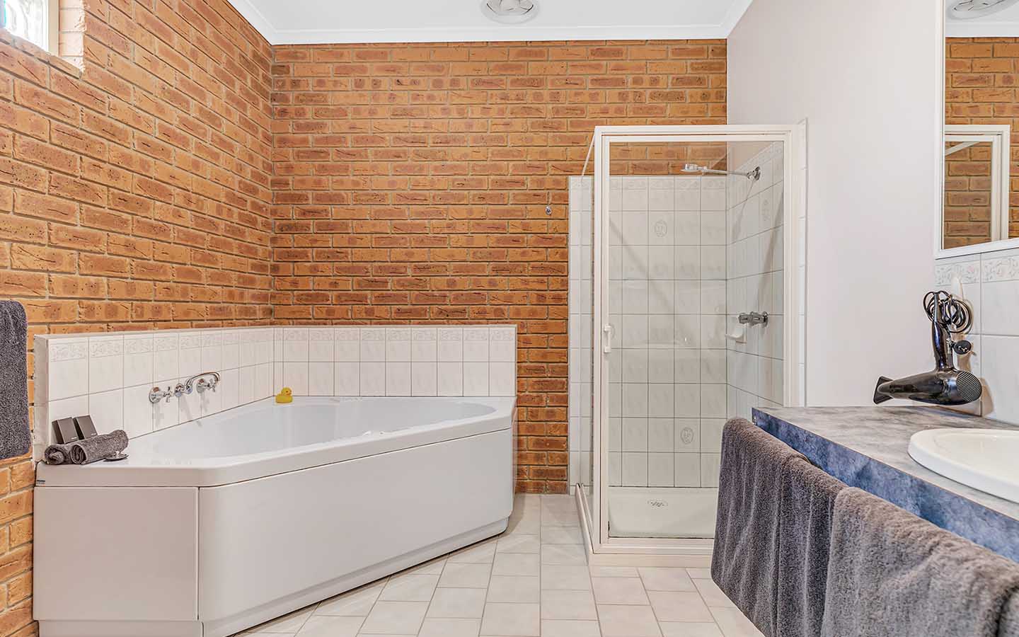 Golden River Motor Inn Spa Room