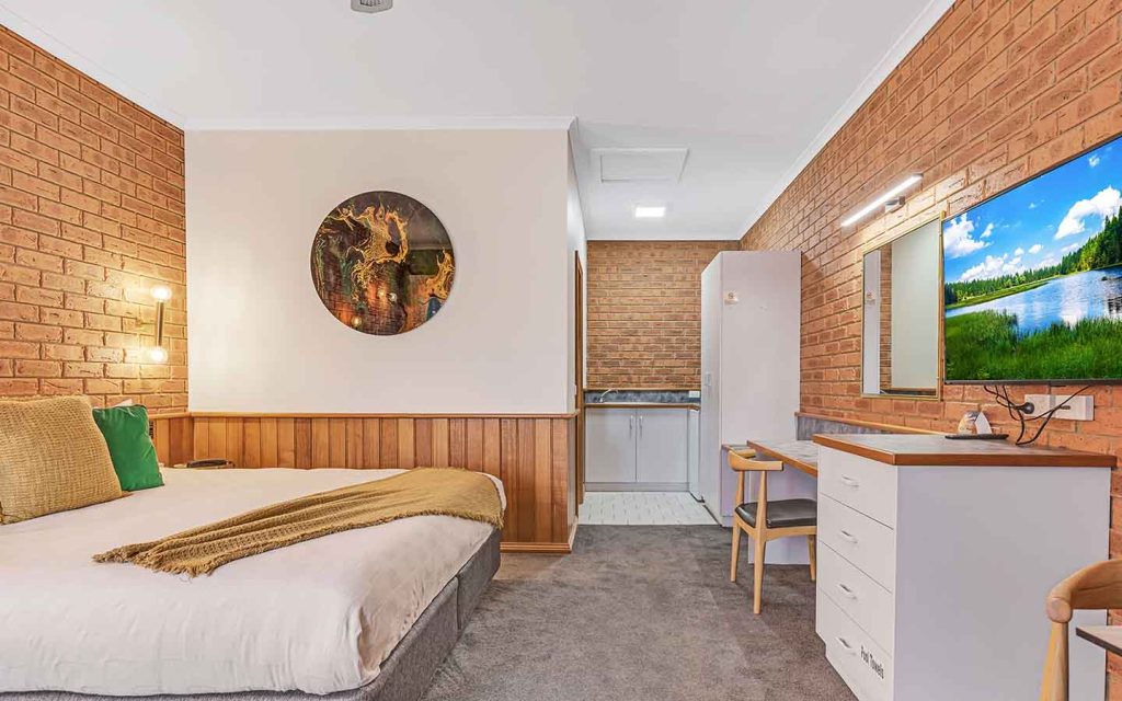 Golden River Motor Inn Spa Room