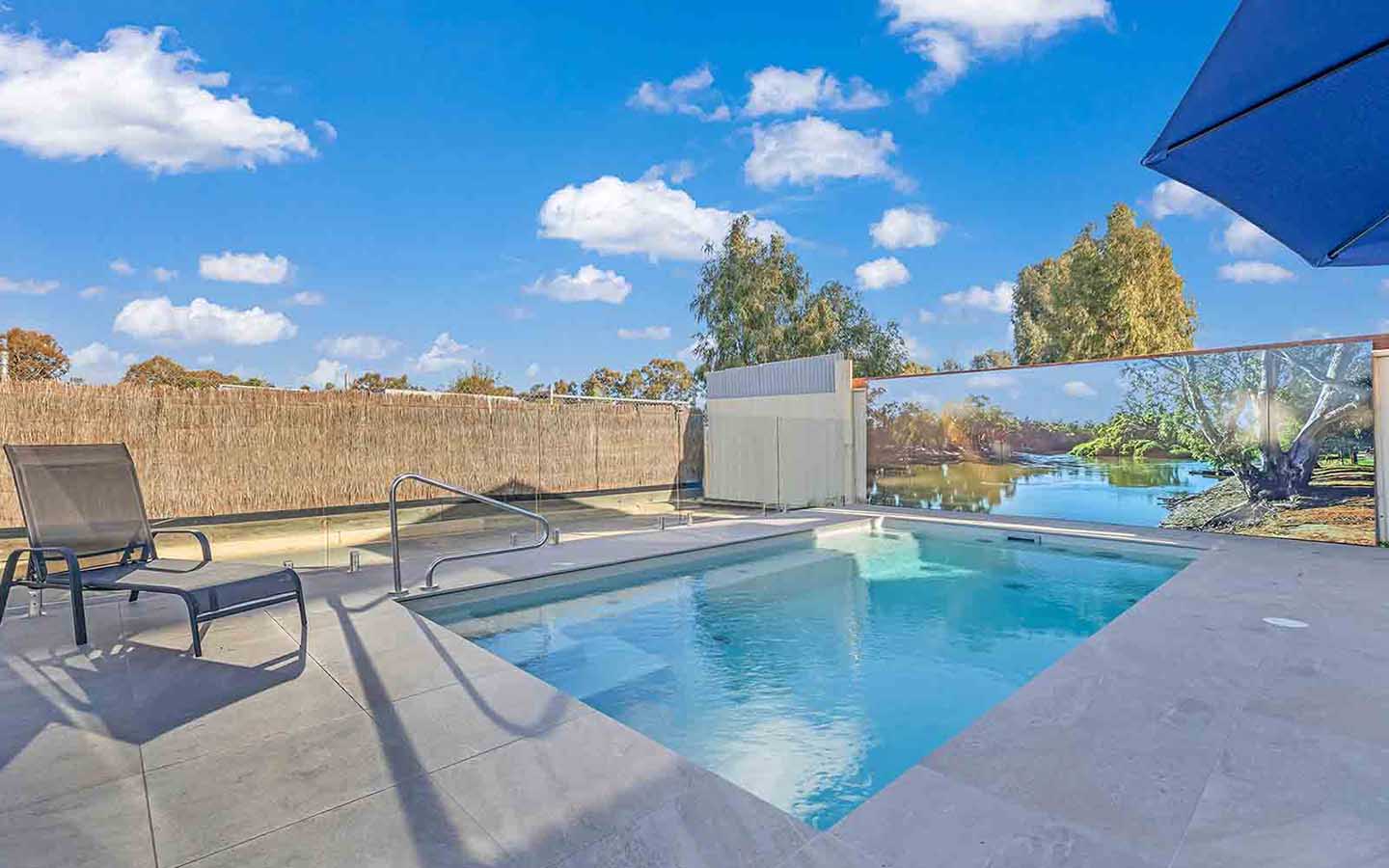 Golden River Motor Inn pool